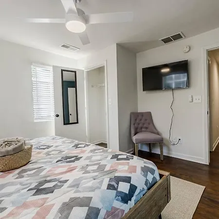 5Min-Grant Park With Fenced Yard, Parking And Pet Friendly Villa